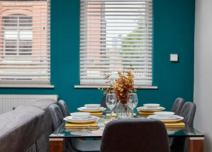 Spacious Centre 3 Bedroom, 3 Bathroom *