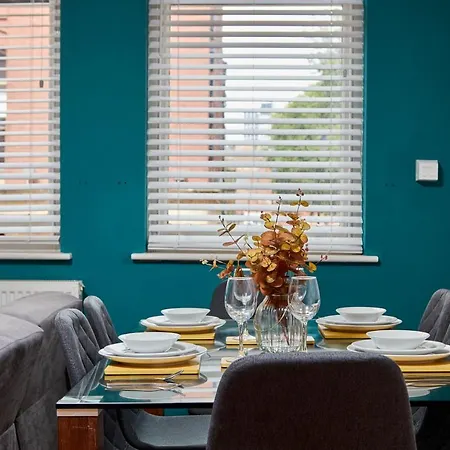 Spacious Centre 3 Bedroom, 3 Bathroom *