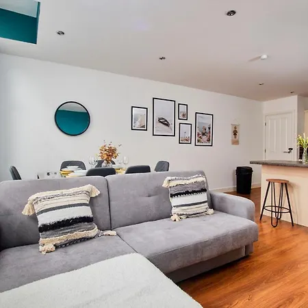 Spacious Centre 3 Bedroom, 3 Bathroom * 利兹