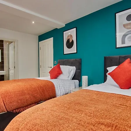 Spacious Centre 3 Bedroom, 3 Bathroom Lägenhet