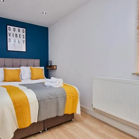 Spacious Centre 3 Bedroom, 3 Bathroom