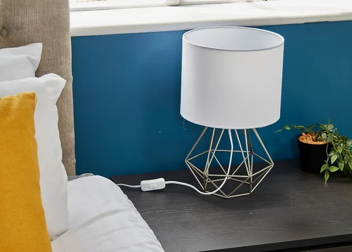 Spacious Centre 3 Bedroom, 3 Bathroom *