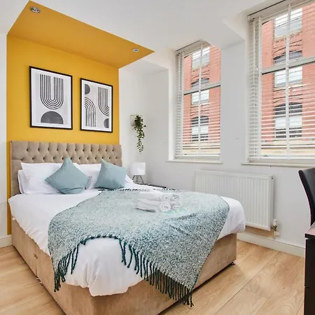 Spacious Centre 3 Bedroom, 3 Bathroom Apartament *